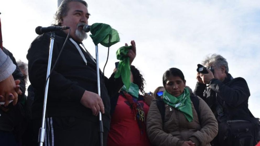 El padre de Dar�o, Alberto, pronunci� un discurso. 