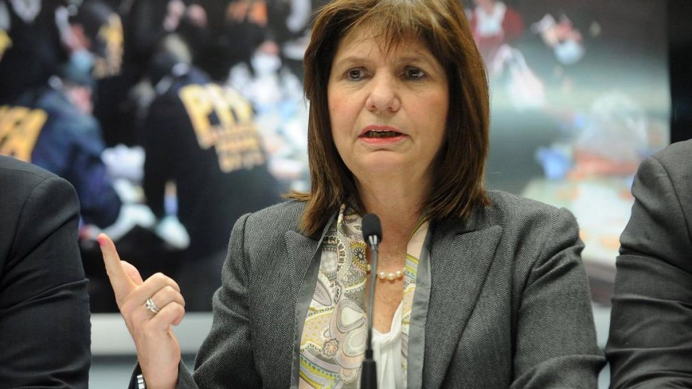 La titular de la cartera de seguridad cargó duro contra las centrales obreras.