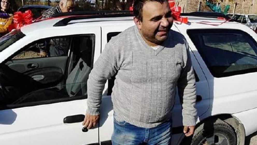 Vargas, feliz, recibe el regalo de sus compañeros de trabajo.