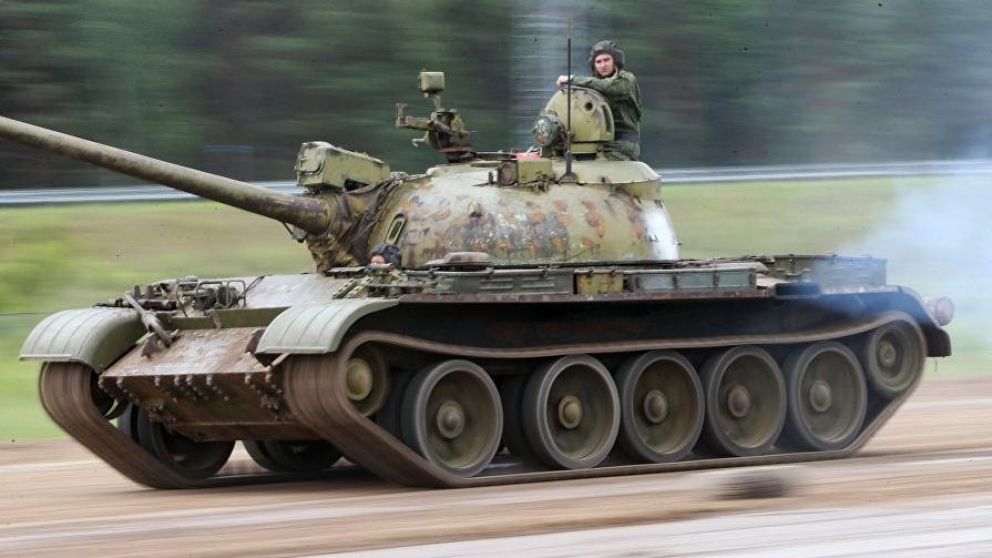 El vehículo de combate de infantería se llevó puesto un coche.