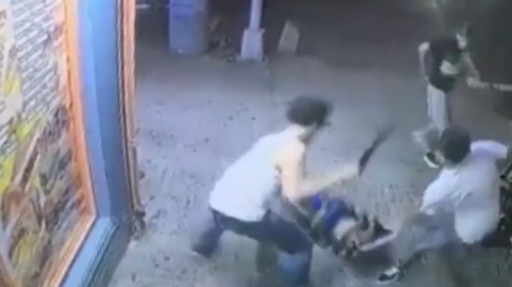 La policía busca al menos seis sospechosos por el crimen. (Captura).