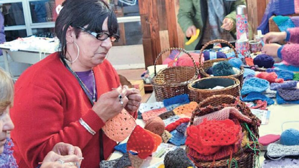 Los encuentros para tejar se realizan todos los sábados.
