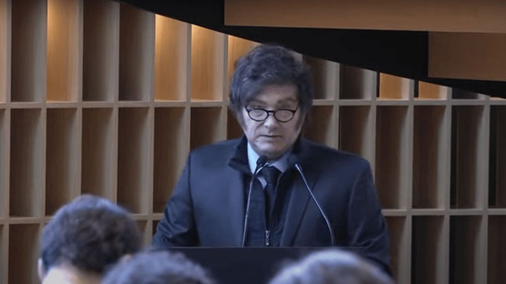 Javier Milei habla en la inauguración de un edificio de Corporación América.