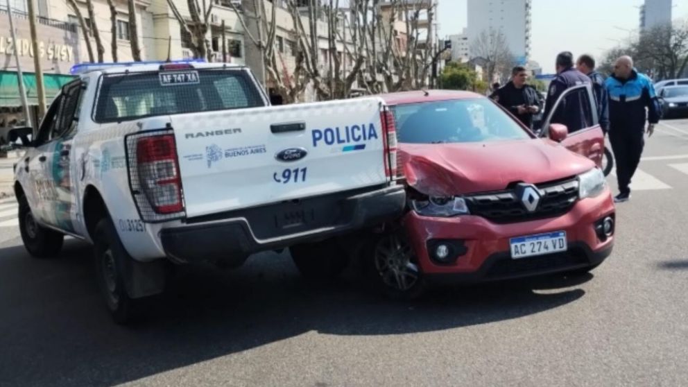 El patrullero y el auto de los malvivientes chocaron en el operativo.
