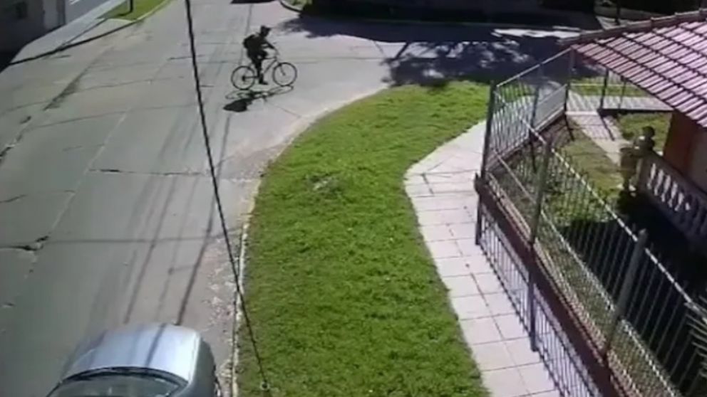 Un ciclista fue atropellado a gran velocidad y el conductor del auto se fug� (Captura de video).
