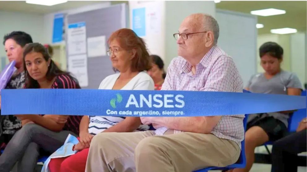 Conocé quiénes cobran el bono de $70.000 en agosto, cómo se calcula según el haber y cuál es el tope establecido por ANSES (Imagen ilustrativa).