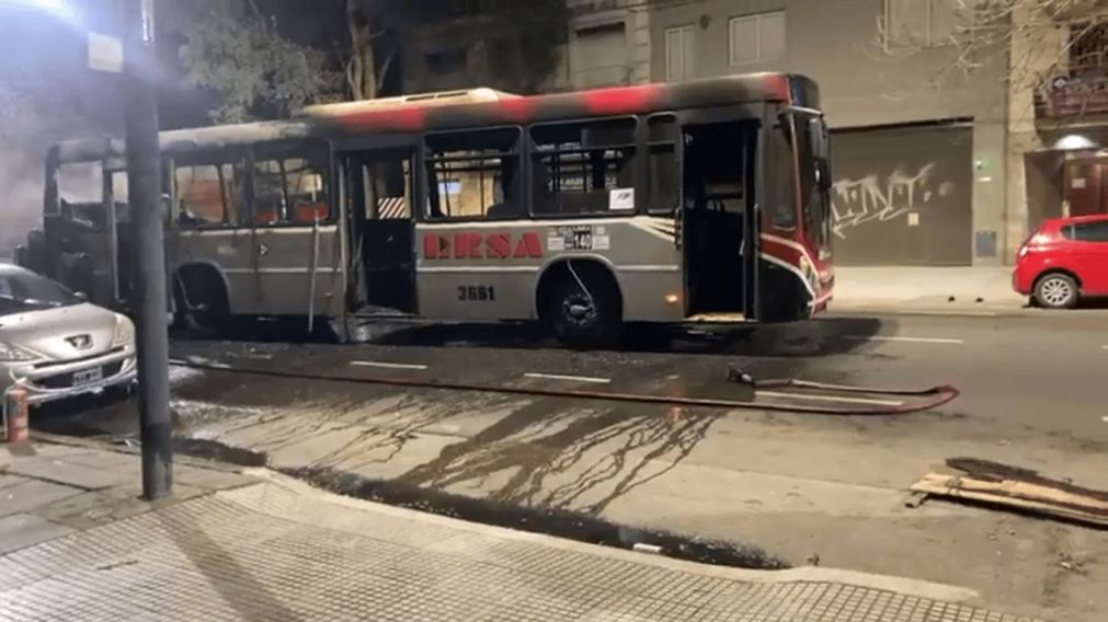Así quedó el colectivo de la línea 140 que se prendió fuego en Villa Ortúzar.
