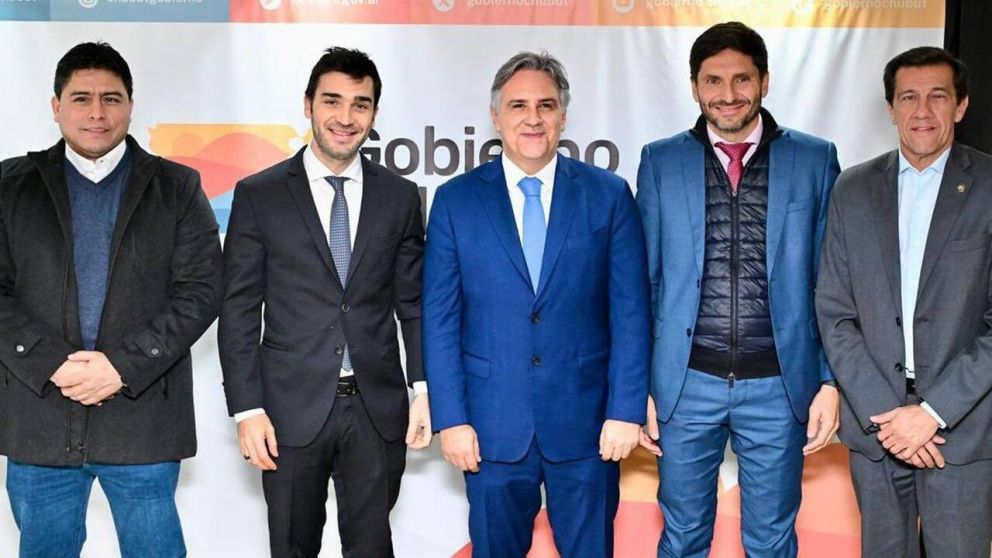 LOS GOBERNADORES VIDAL, TORRES, LLARYORA, PULLARO Y SADIR FORMARON EL FRENTE PROVINCIAS UNIDAS.