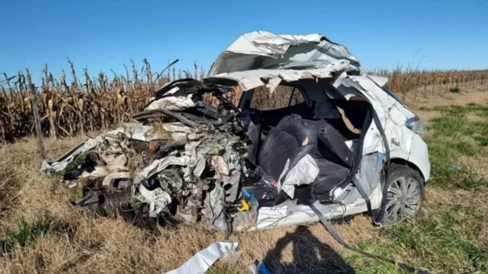 El vehículo donde se trasladaba la familia quedó destruido por completo.