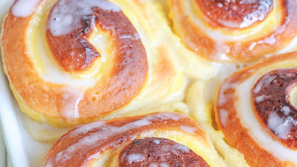 Rolls de crema pastelera recién horneados: un postre casero, suave y cremoso, ideal para meriendas y celebraciones en familia.