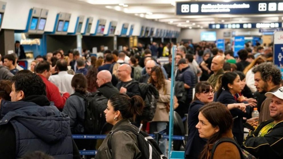 Comenzó el paro de controladores aéreos: ya se registran demoras y cancelaciones.