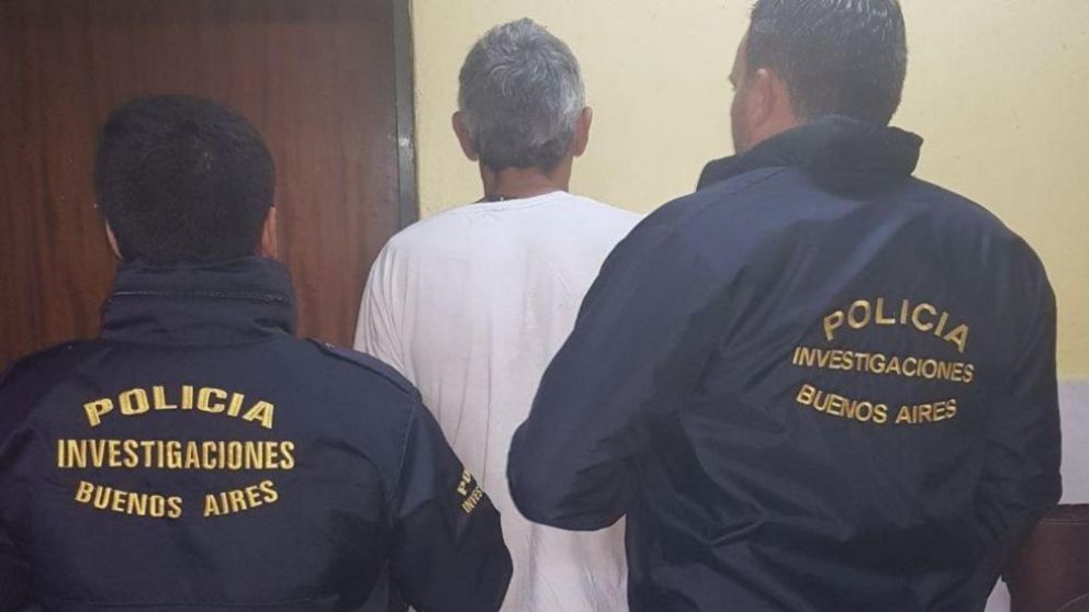 Este es el individuo que fue capturado por los investigadores policiales.