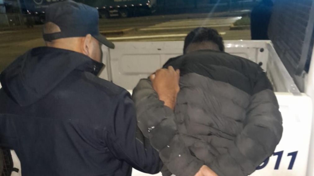 Este es uno de los individuos que resultó aprehendido por los efectivos policiales.