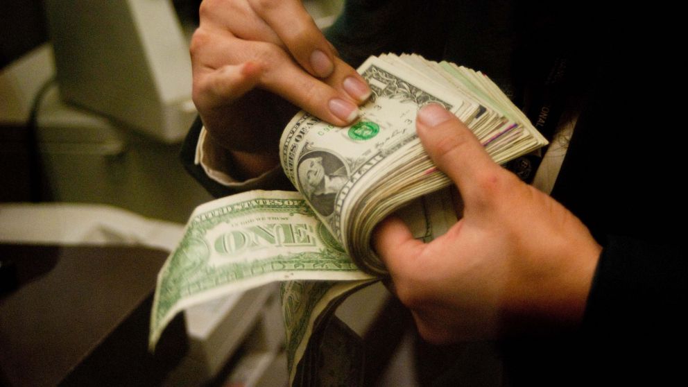 La cotización del dólar minorista se estabilizó en los 28 pesos.