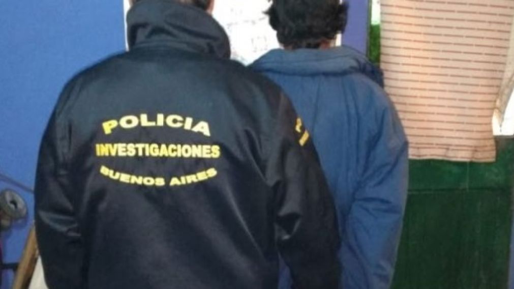 Este es el individuo que fue apresado por los investigadores policiales.