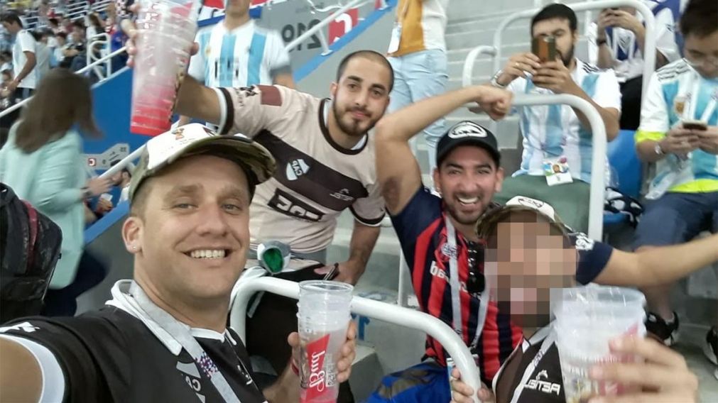 Tres de los hinchas, juntos el d�a de la agresi�n.