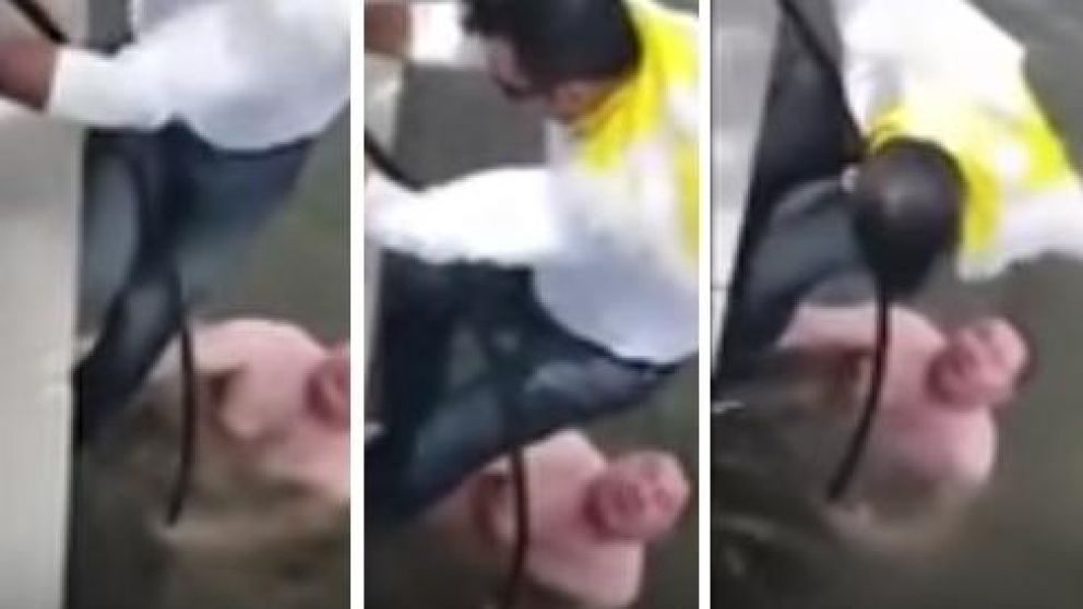 El colombiano héroe, baja para ayudar al ruso. (Captura de video).