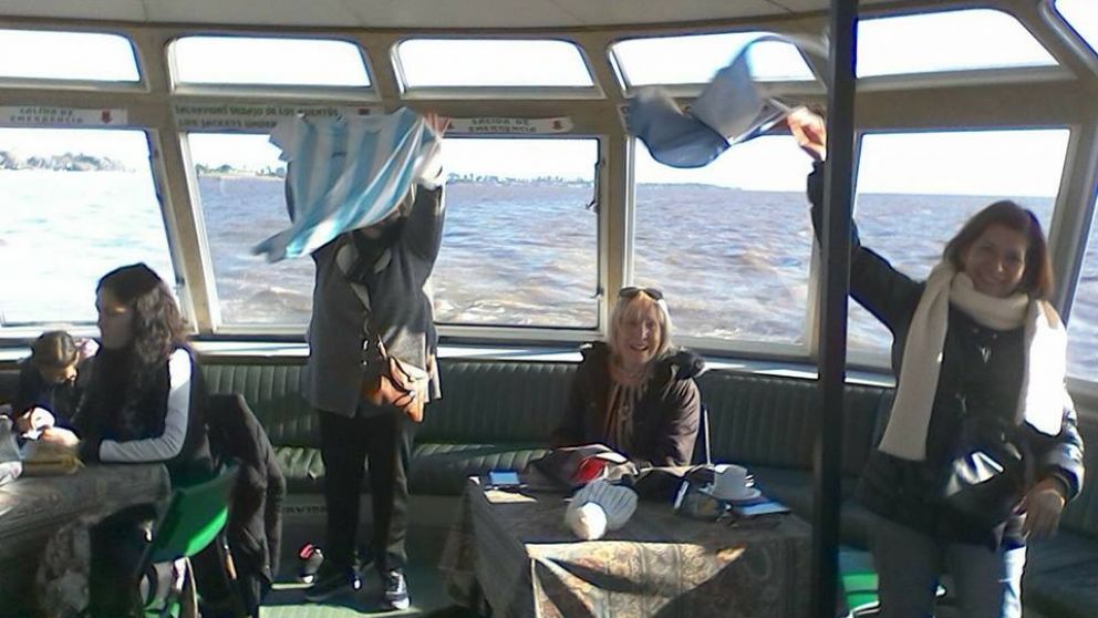 Durante el paseo en Catamarán alentaron a la selección, pero las cosas no salieron como quisieron (Gentileza Centro de Jubilados)(
