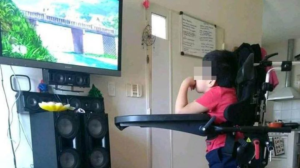 Santino necesitaba su órtesis para poder estar erguido.