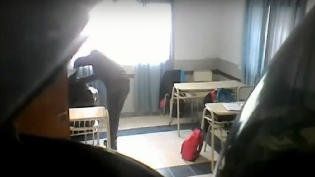 El docente esperó el recreo para alzarse con pertenencias de los jóvenes.