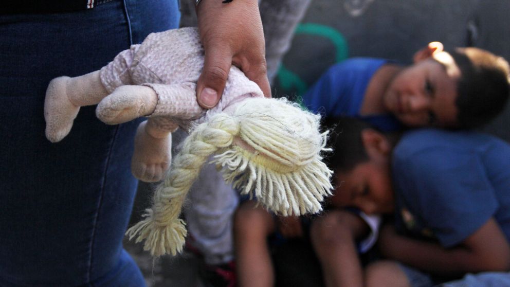 Son separados de sus padres en el límite entre México y Estados Unidos. (AFP)