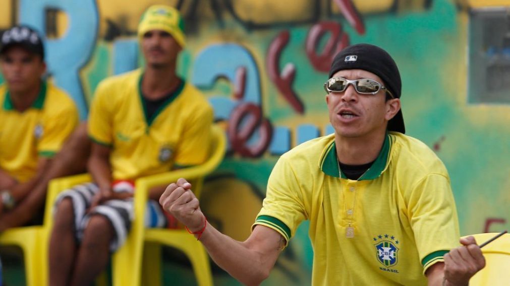 Hinchas brasileros se burlan de una rusa y generan indignación generalizada.