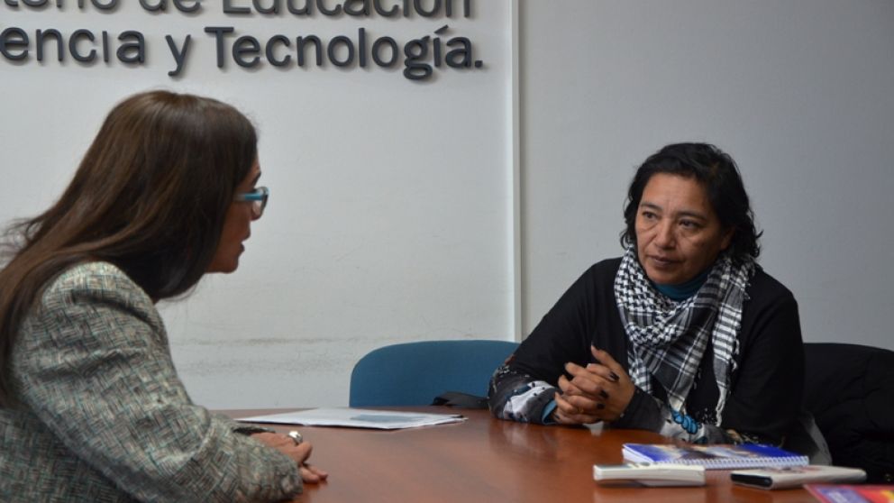 La ministra de Educación junto con la madre de Tiziana.