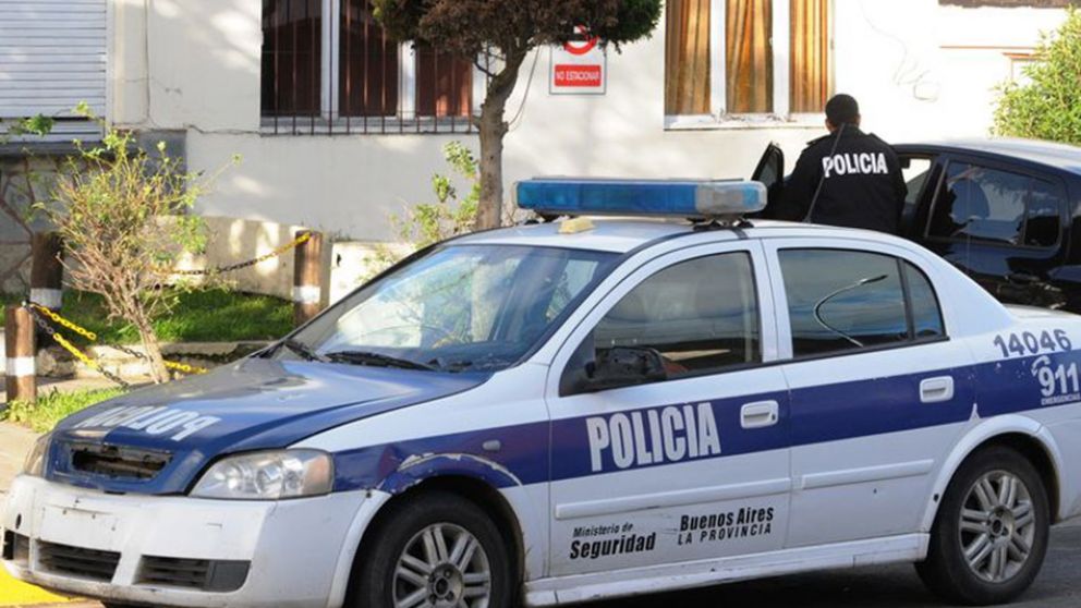 Un polic�a fue herido de gravedad por dos delincuentes que lo asaltaron en Florencio Varela.