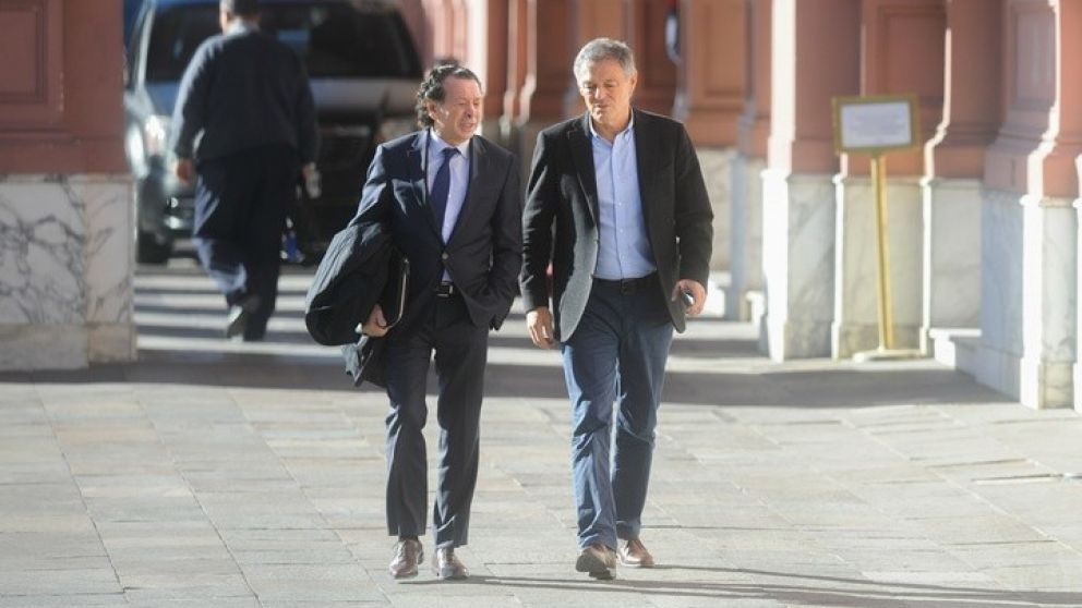 Francisco Cabrera y su sucesor en el ministerio de Producción, Dante Sica.