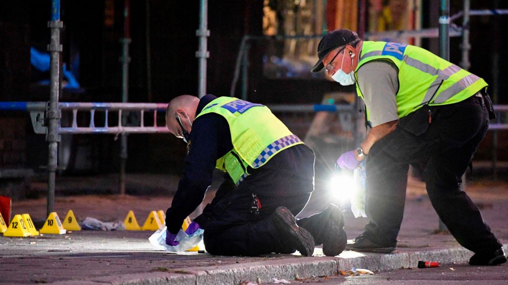Personal policial trabaja en el lugar de los disparos (AFP).