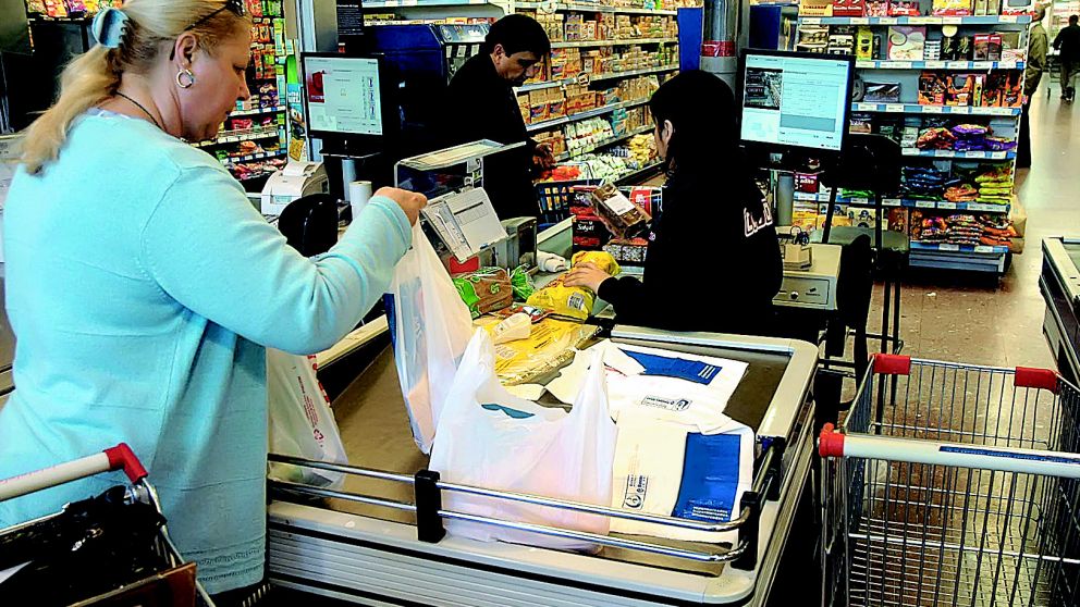 El aumento del combustible y el alza del dólar impactan en las góndolas.