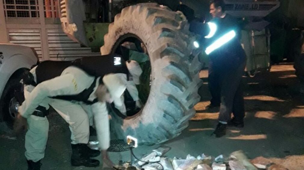 Los perros de la Prefectura descubrieron la droga escondida en la rueda.