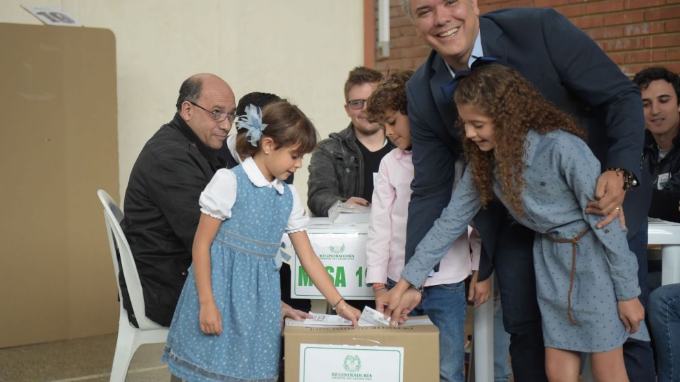 Duque, al votar acompañado por su familia (AFP).