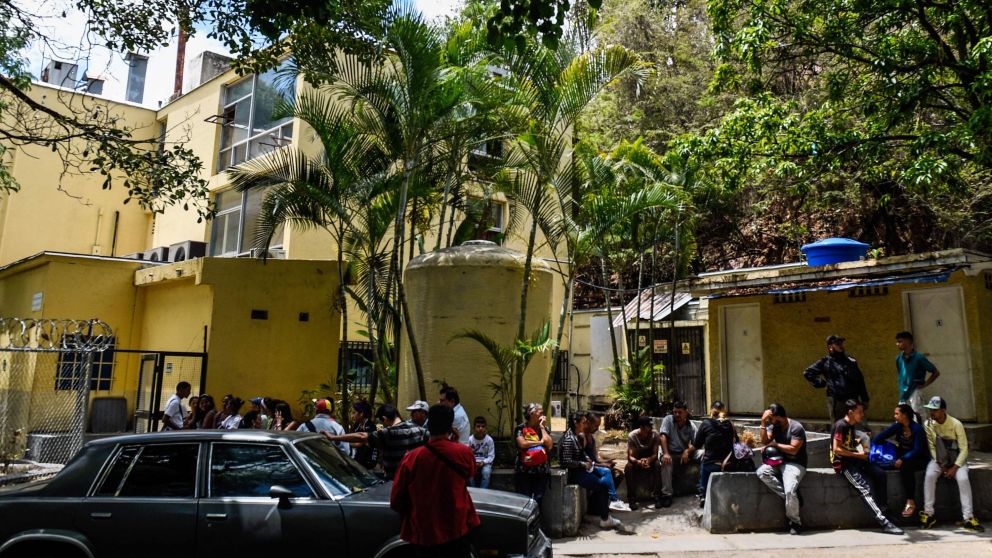 Hay cinco personas con graves heridas. (AFP)