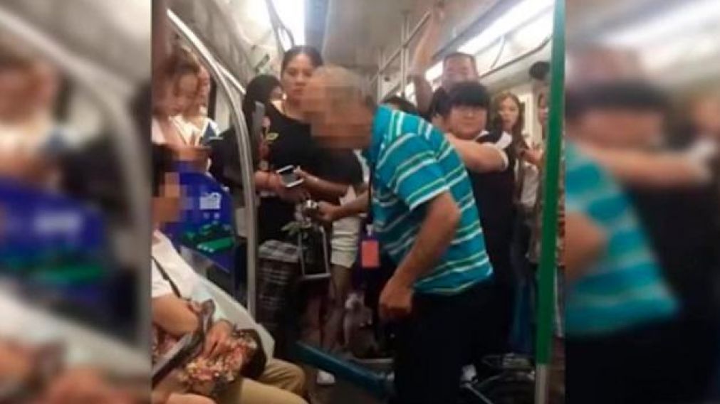 Abuelo golpeó a mujer que no le cedió el asiento en el subte