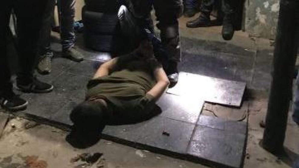 Uno de los marginales detenido por personal policial.