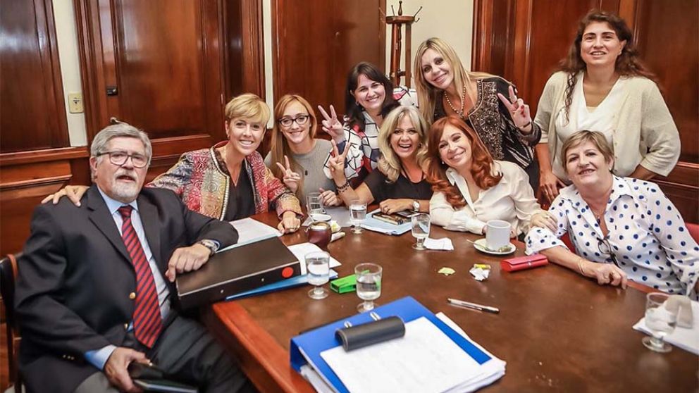 Cristina, junto al bloque de senadores kirchneristas se mostraron a favor de la despenalización del aborto. (@SenadoresFPVPJ)