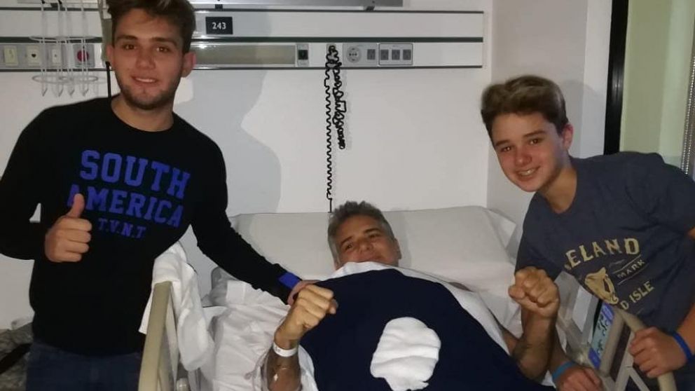 Patricio, tras la operaci�n, recibiendo el cari�o de sus hijos.