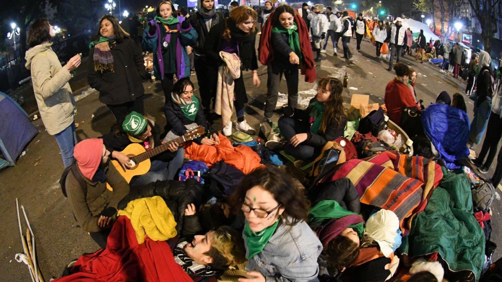 Sobre todo jóvenes. Fueron los que pasaron la noche a la intemperie en las inmediaciones del Congreso. (Télam)