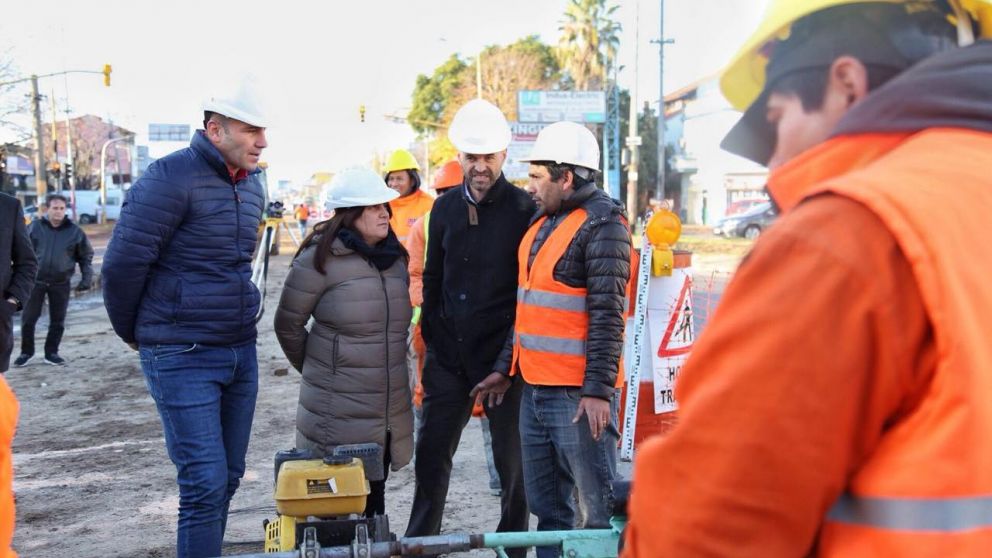 Martiniano, supervisando los trabajos en la avenida Calchaquí.