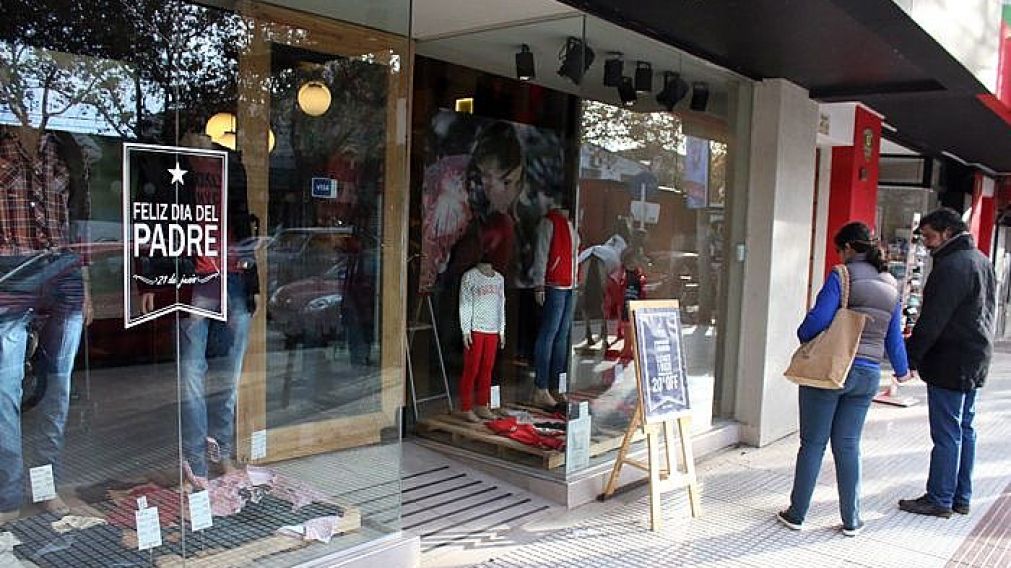 Por la inflación, los regalos para papá son cada vez más difíciles de comprar.