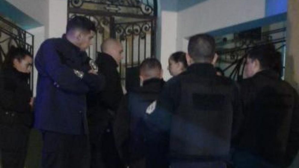 Según los estudiantes, al lugar llegaron alrededor de 12 policías.(Twitter).