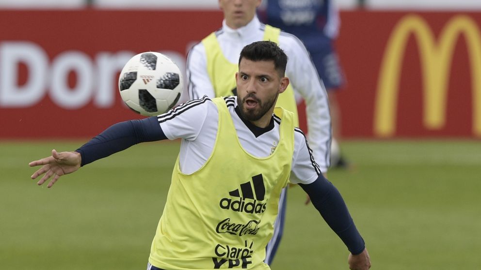 El Kun pica en punta con su corte de pelo (AFP). 