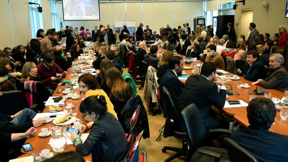 El plenario de comisiones el cual emitió dictamen favorable sobre la interrupción voluntaria del embarazo (Télam).