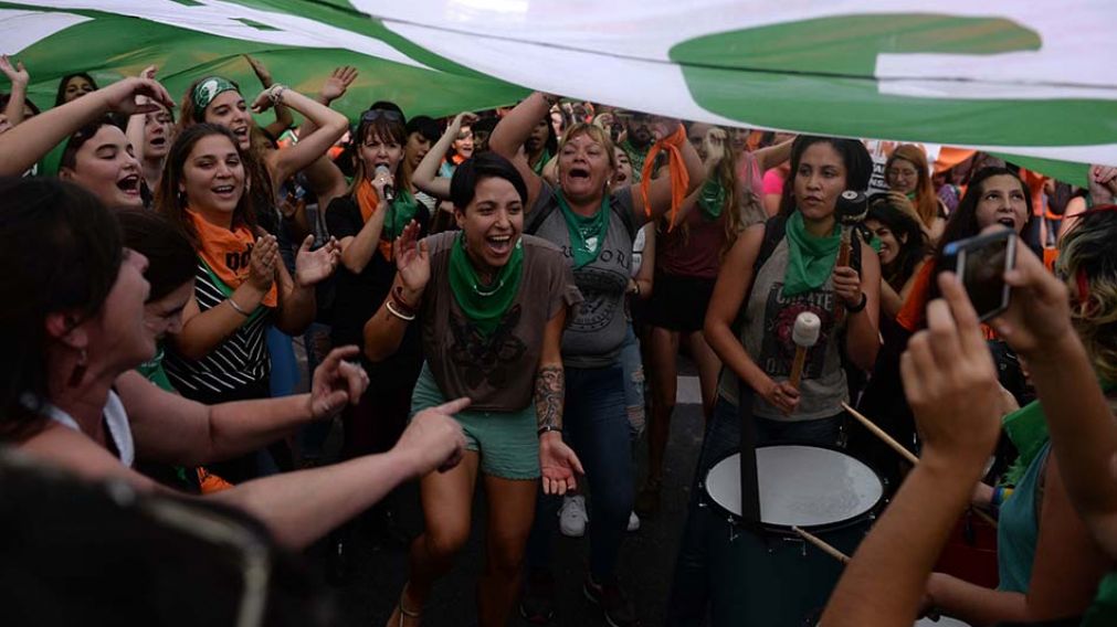 Las chicas apoyando el proyecto de ley contra el aborto. (Nahuel Ventura/Diario Crónica)