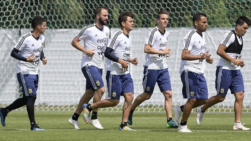 Las figuras del seleccionado en el primer entrenamiento del martes. (AFP)