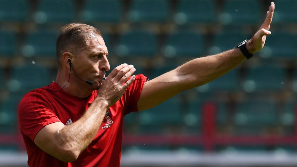 La FIFA designó a Néstor Pitana para dirigir el partido inaugural. (AFP).