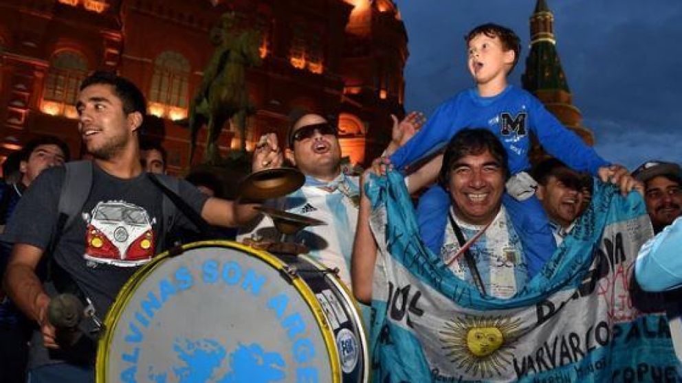 Cientos de hinchas coparon la Plaza Roja de Moscú. (AFP).