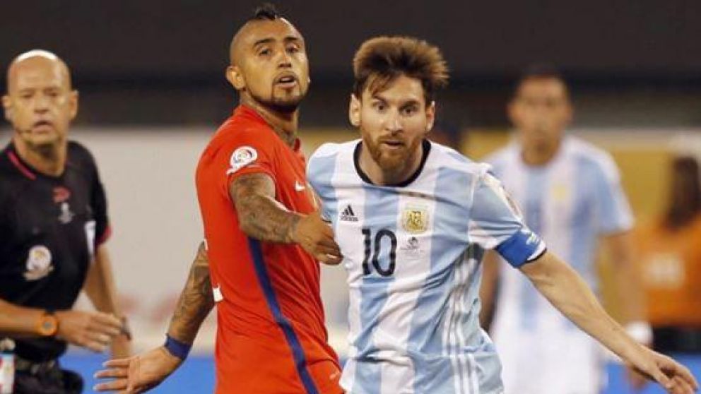 El mediocampista chileno apuntó contra Messi y la Selección Argentina.