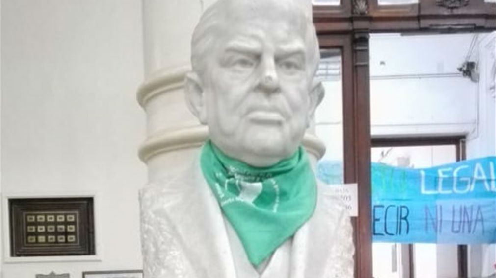 Alumnos del colegio Pellegrini, le pusieron un pañuelo verde al busto de Sarmiento.